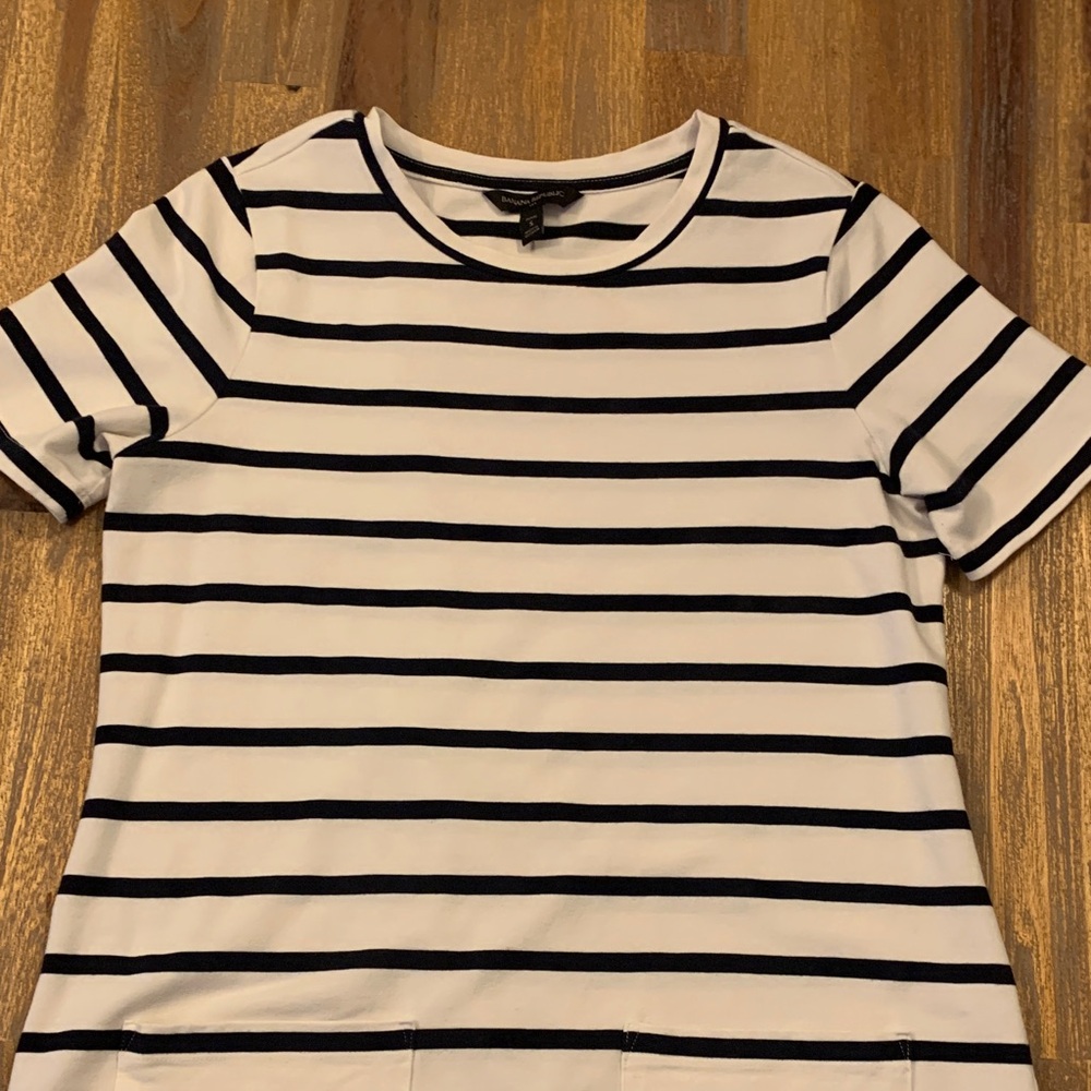 Banana Republic striped dress with front pockets. Size petite small.